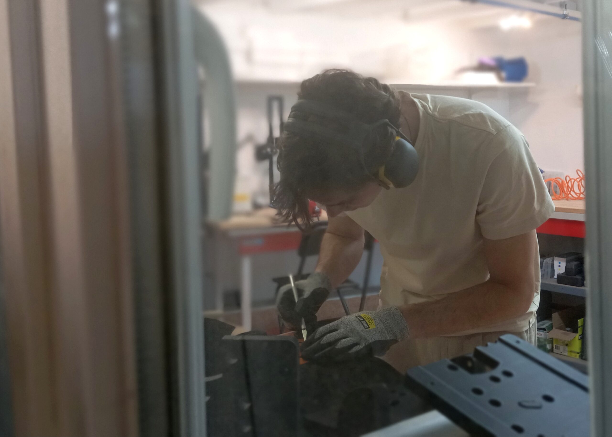 Travailleur dans un atelier d'entreprise adaptée industrielle