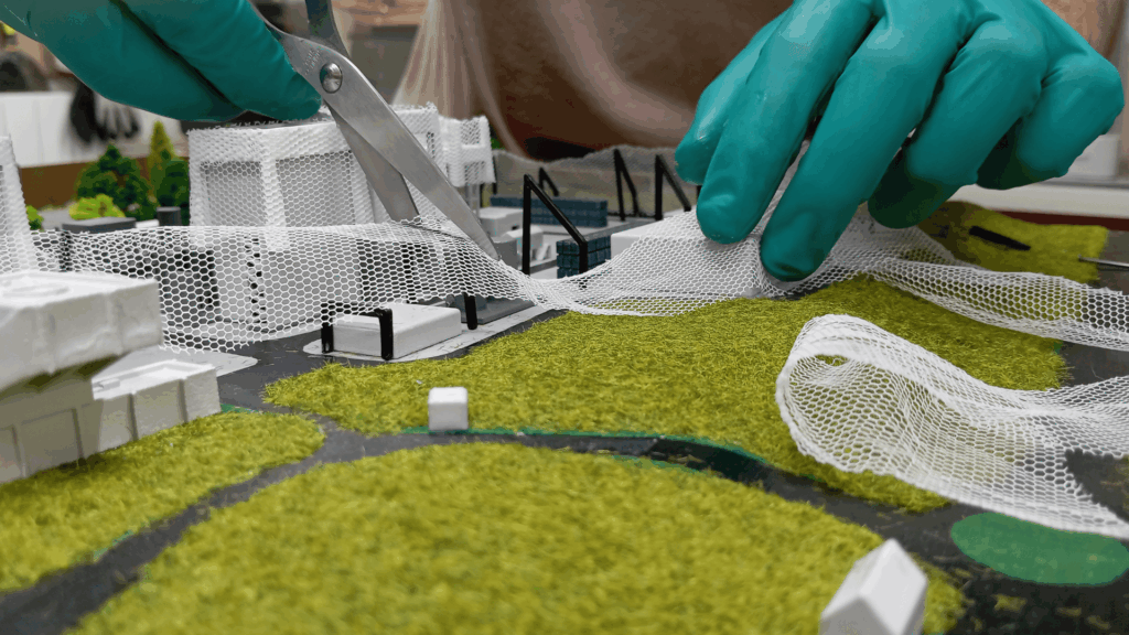 Détail de la maquette lors de l’assemblage des éléments imprimés et du traitement paysager