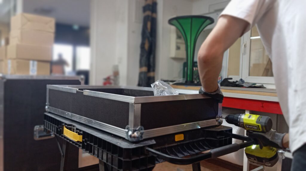 Fabrication d’un flight case sur mesure pour maquette dans un atelier à Bordeaux