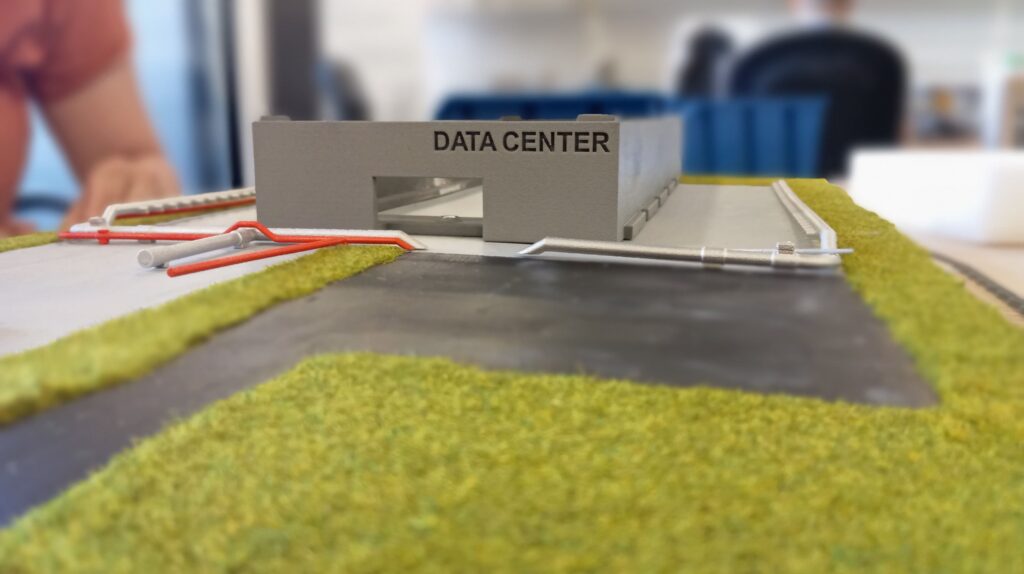Maquette industrielle avec data center et réseaux techniques