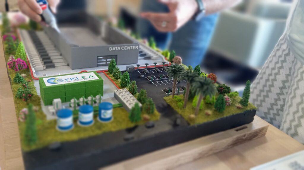 Maquette industrielle avec data center, parking et environnement paysager