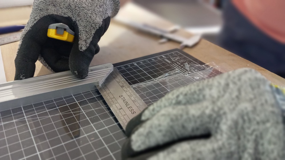 Découpe d’éléments transparents pour les vitrages d’une maquette