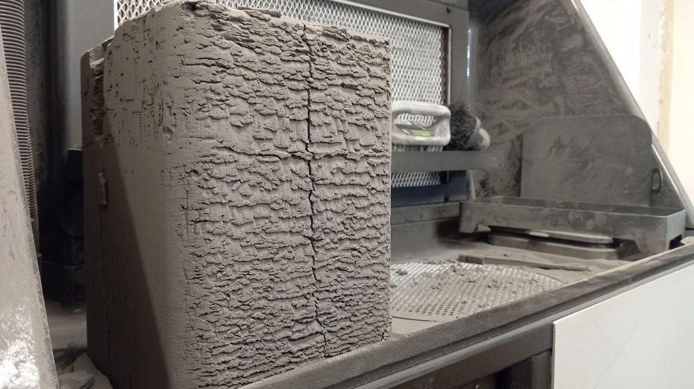 Bloc de poudre après impression 3D SLS et avant dépoudrage des pièces